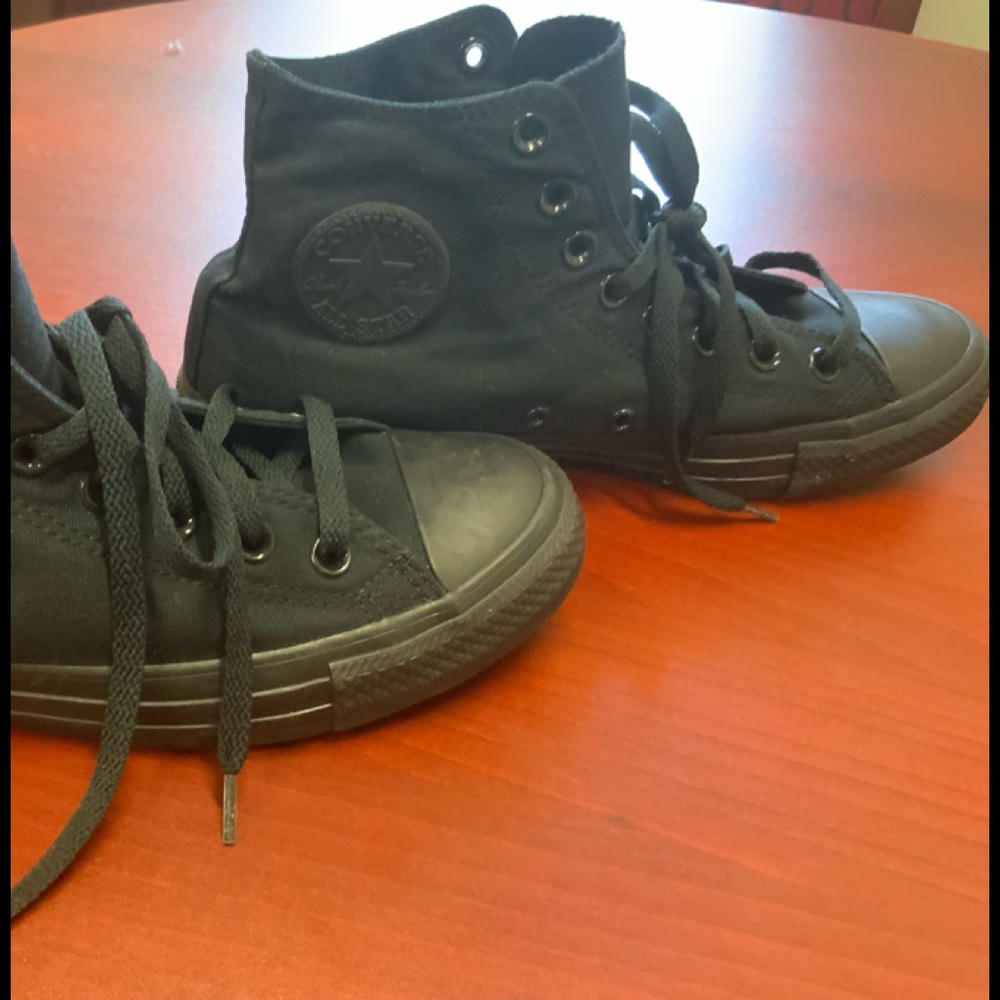 BLACK CONVERSE MEN’S SIZE 8 ATHLETIC SHOES. MINOR SCUFFS. GENTLY USED